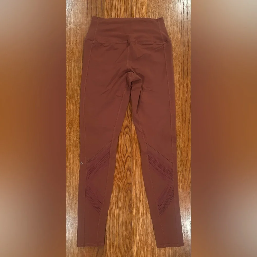 ALO YOGA Ultimate High-Waist Leggings in Earth / Mauve Pink (Moto Paneled)